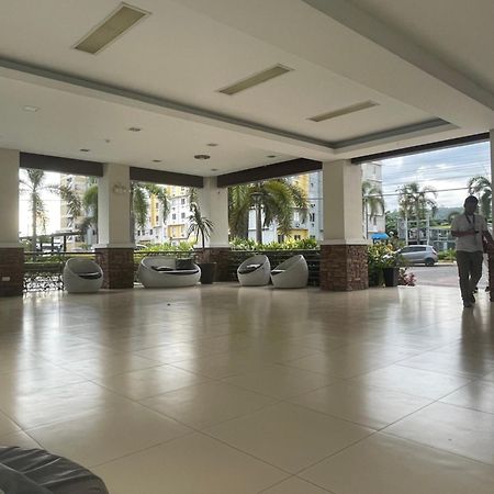 8 Spatial Condominium Davao City Esterno foto