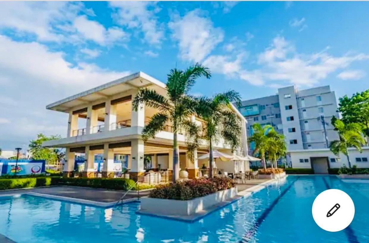 8 Spatial Condominium Davao City Esterno foto