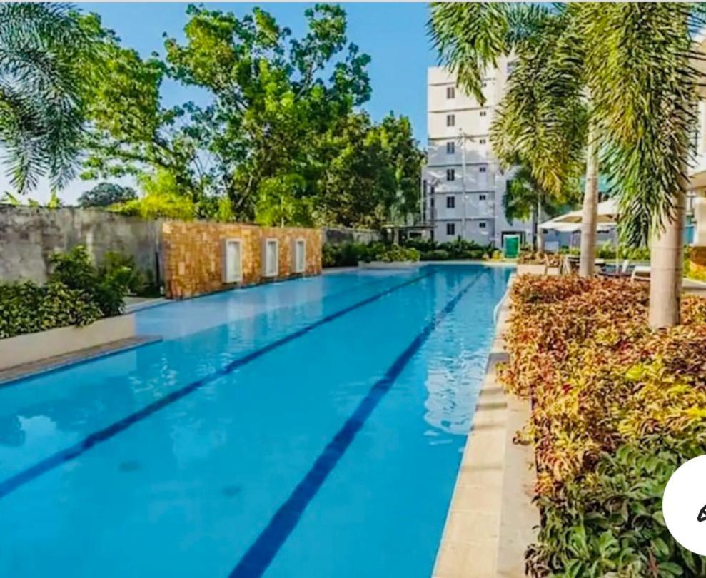 8 Spatial Condominium Davao City Esterno foto