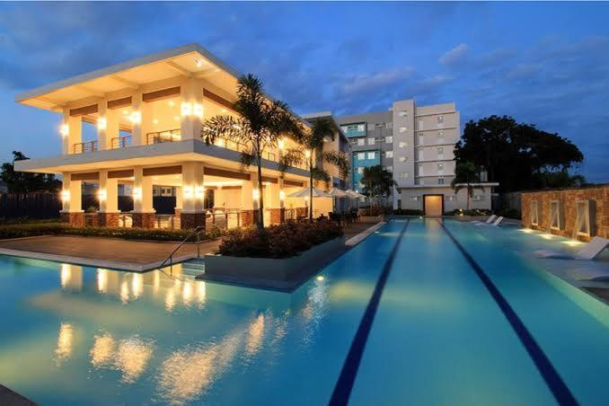 8 Spatial Condominium Davao City Esterno foto