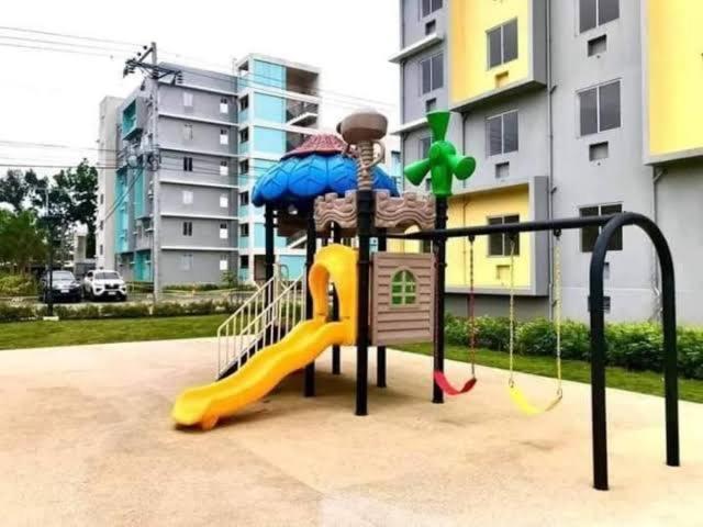 8 Spatial Condominium Davao City Esterno foto