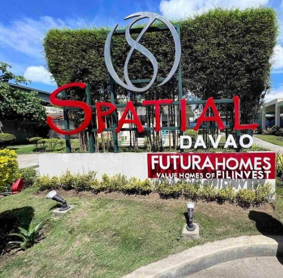 8 Spatial Condominium Davao City Esterno foto
