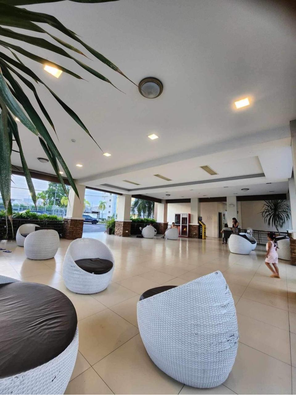 8 Spatial Condominium Davao City Esterno foto